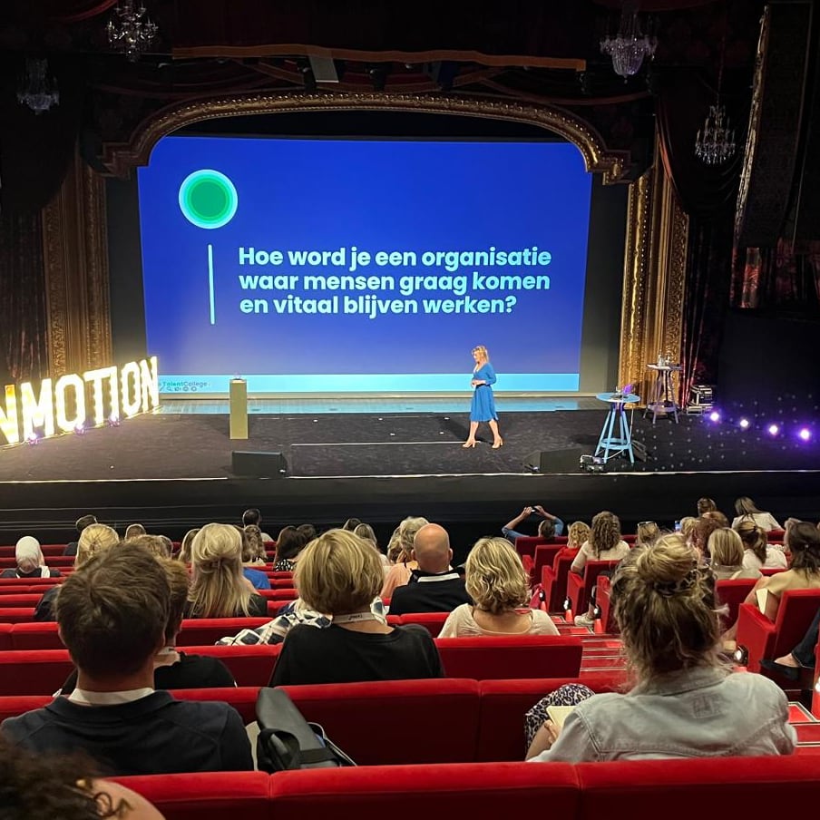 Ellen geeft keynotes, hier een keynote op het HR in motion event