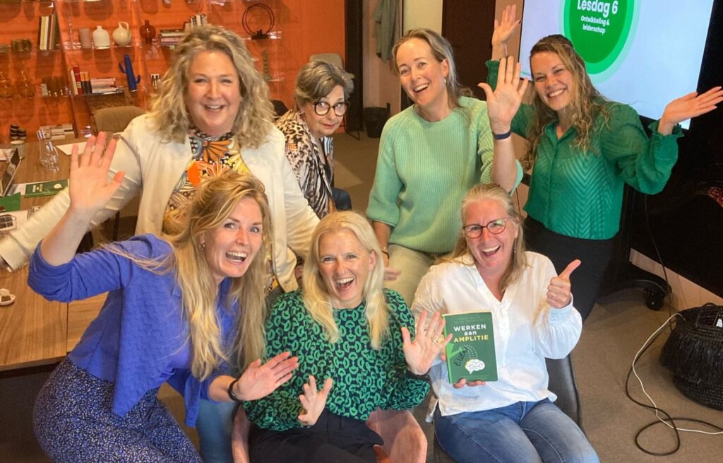 Deelnemers van de opleiding amplitiedeskundige vieren de afronding.